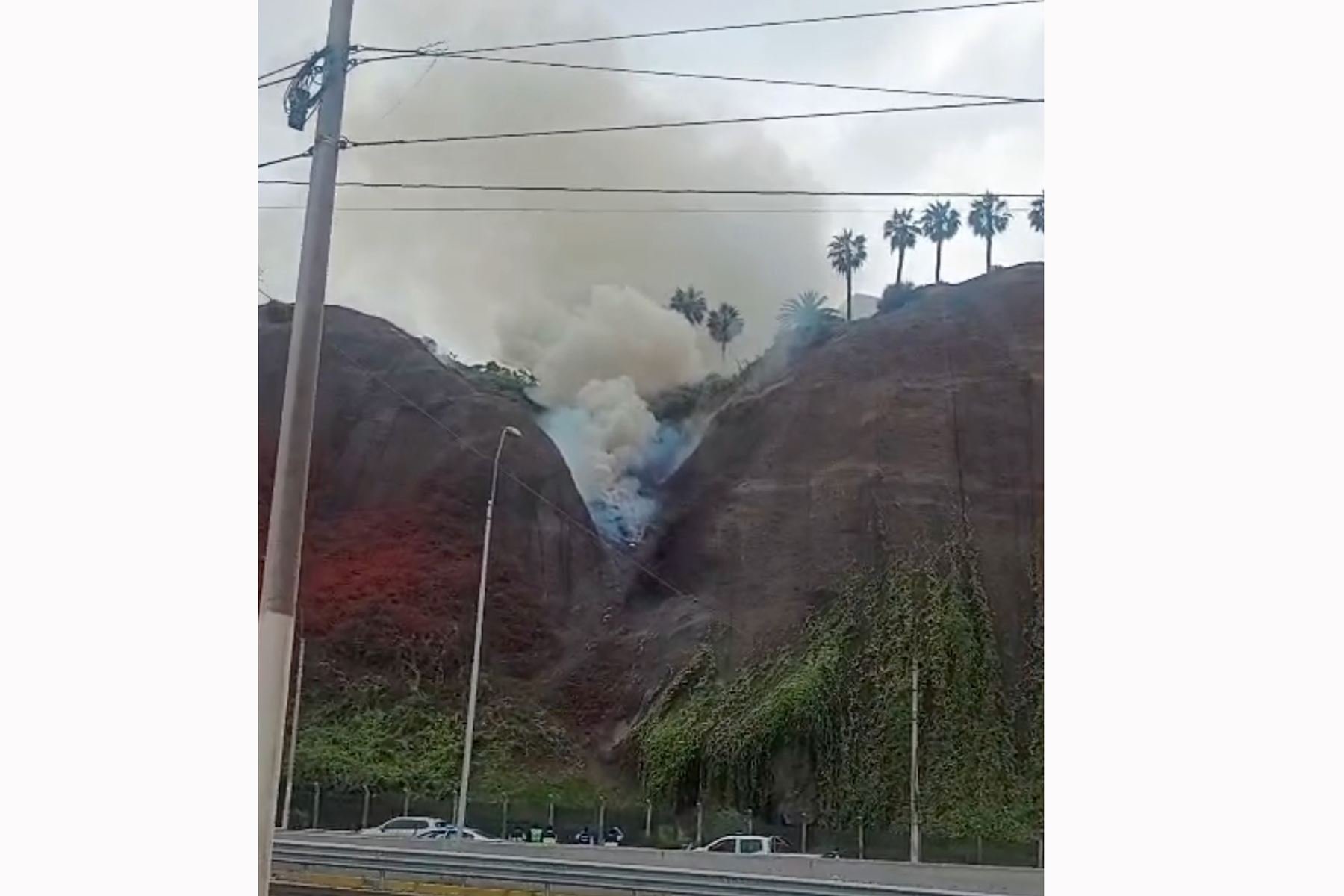 Miraflores revisa cámaras por incendio en acantilado de la Costa Verde que movilizó a cerca de 20 unidades