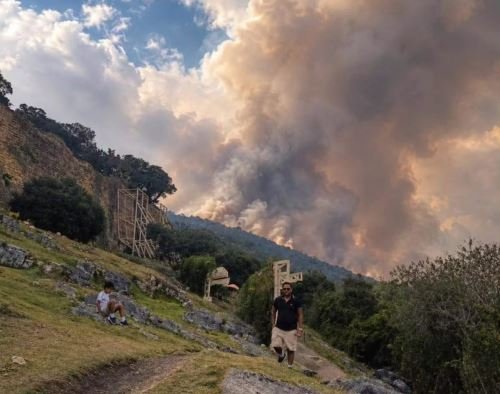 Bomberos de Chachapoyas y la Municipalidad de Tingo combaten un incendio forestal a 1,5 km de Kuélap