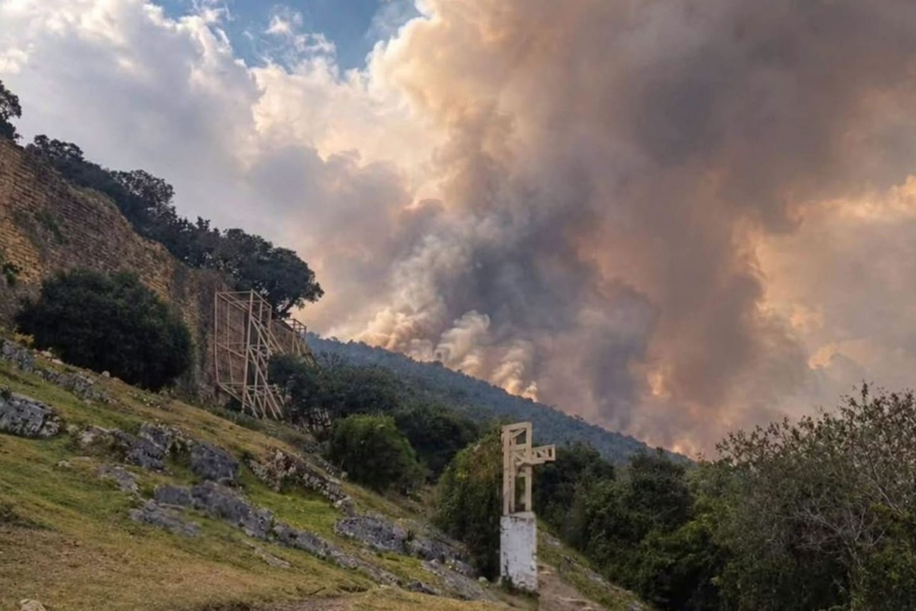 Bomberos de Chachapoyas y pobladores controlan el incendio forestal cerca de Kuélap sin daños al complejo