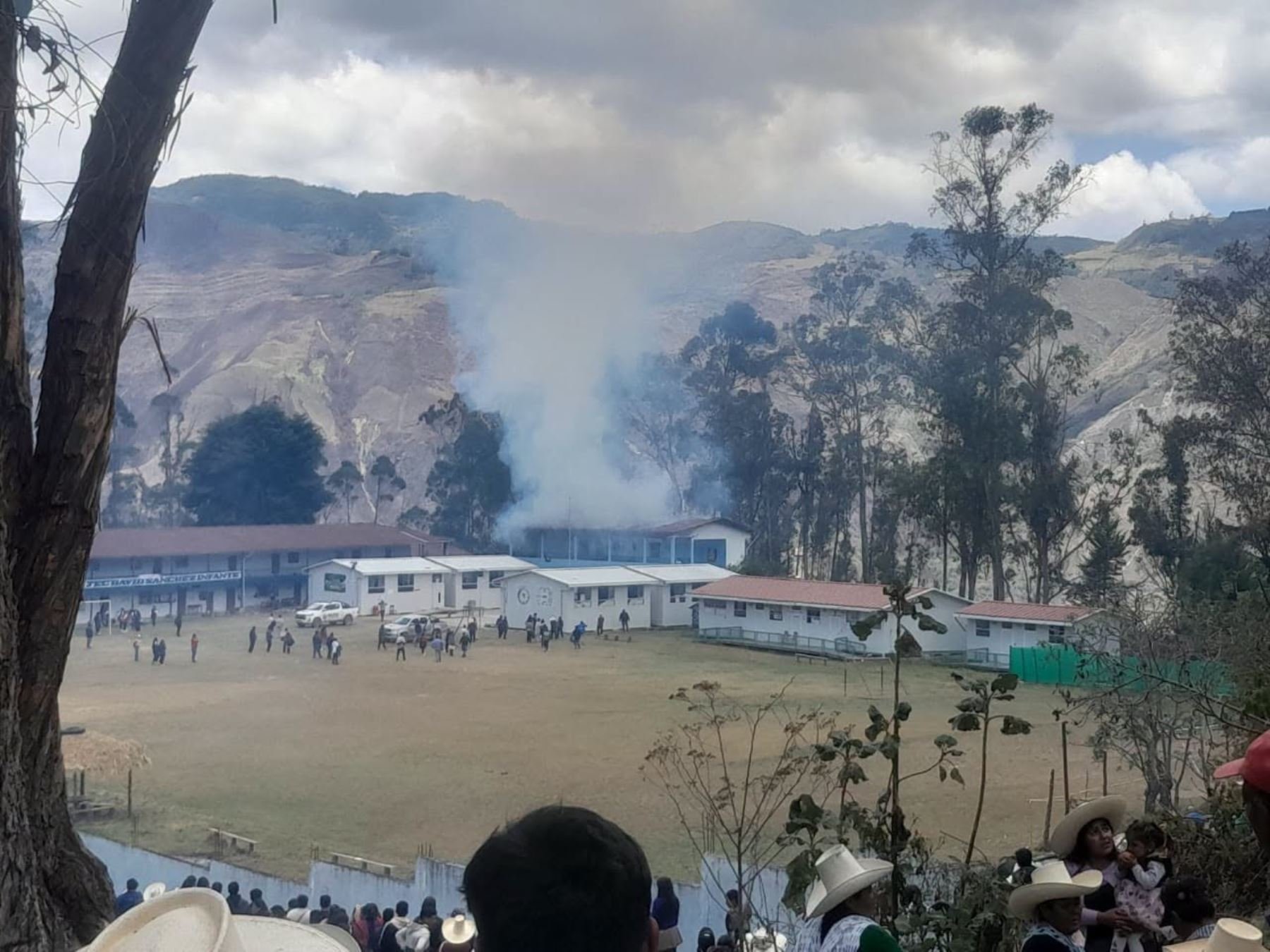 Detonación e incendio en colegio de Sorochuco obligan a suspender votación de unos 300 electores en Celendín