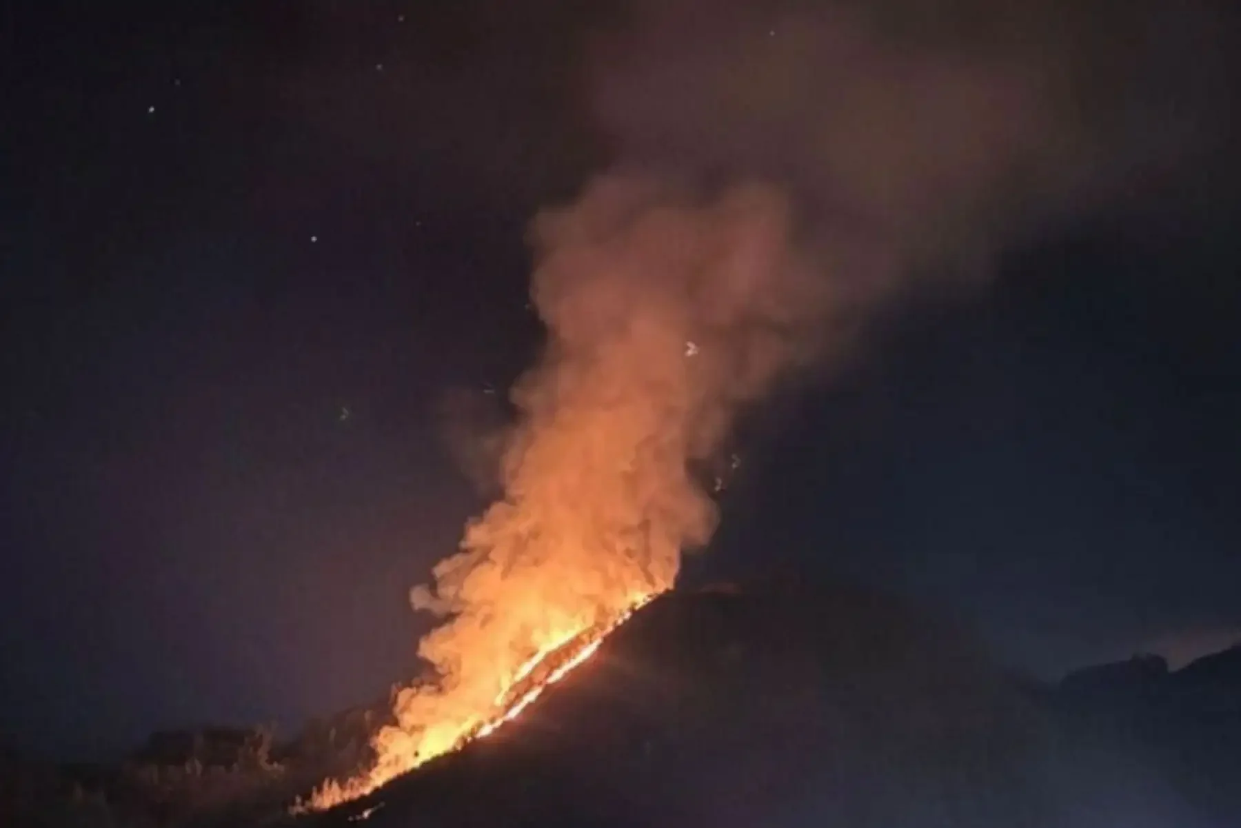 Incendio forestal consume más de nueve hectáreas y obliga a cerrar circuito turístico en La Libertad