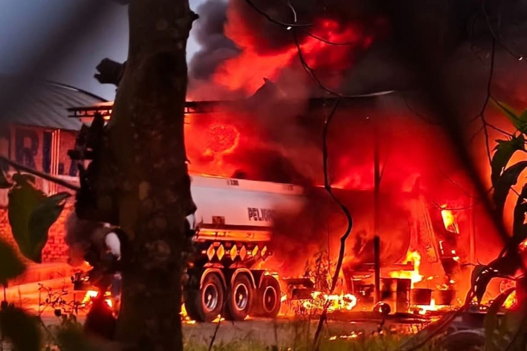Bomberos controlan incendio de dos camiones cisterna con diésel en Rioja, San Martín