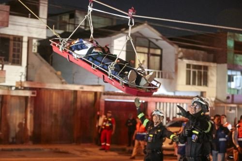 Bomberos entrenan rescates y control de incendios en el simulacro de un sismo de 8,8 en Lima