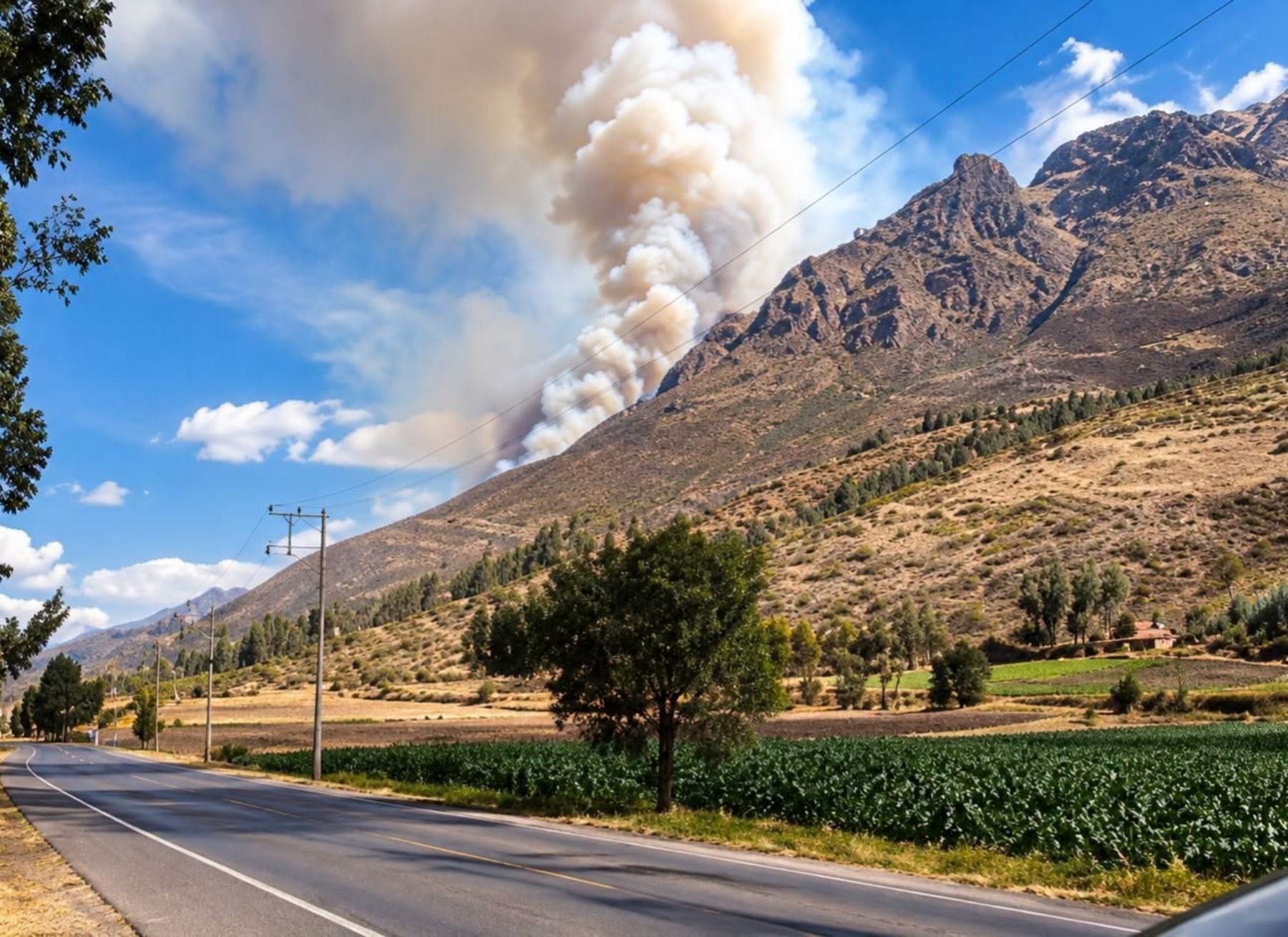 Bomberos de Cusco combaten en terreno agreste un incendio que sube al Apu Pachatusan, junto al santuario de Huanca