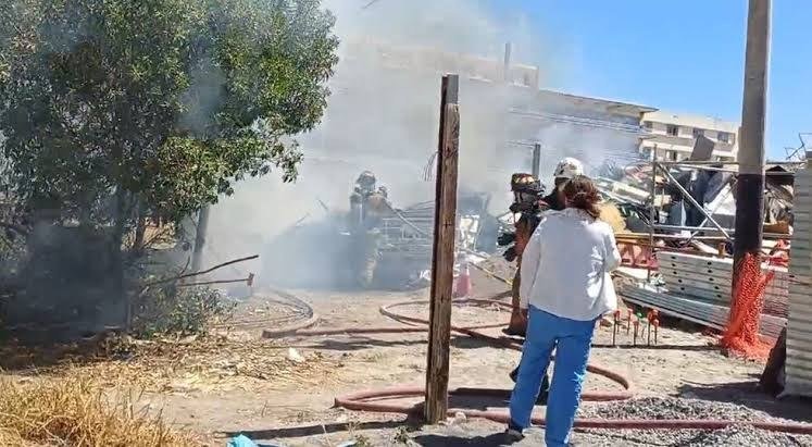 Incendio junto al Hospital Honorio Delgado obliga a evacuar el área de Psiquiatría